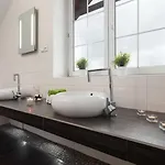 Beautiful With Parking In A Quiet Location