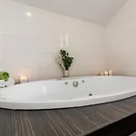 Beautiful With Parking In A Quiet Location بيت للعطل *