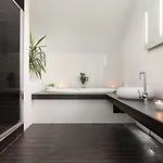 Beautiful With Parking In A Quiet Location بيت للعطل *