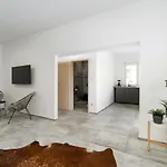 Beautiful With Parking In A Quiet Location بيت للعطل *