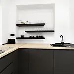 Beautiful With Parking In A Quiet Location *
