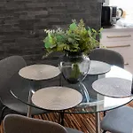 Beautiful With Parking In A Quiet Location بيت للعطل