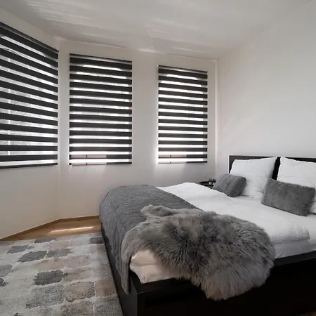Beautiful With Parking In A Quiet Location בית נופש