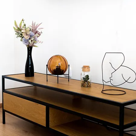 Beautiful With Parking In A Quiet Location بيت للعطل *