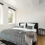 Beautiful With Parking In A Quiet Location *