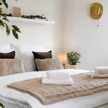 Beautiful With Parking In A Quiet Location *