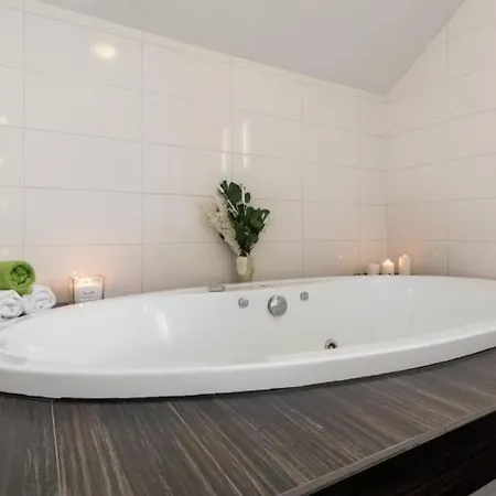 Beautiful With Parking In A Quiet Location Feriehus *