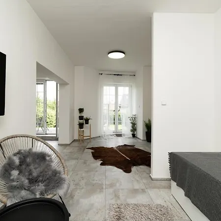 Beautiful With Parking In A Quiet Location