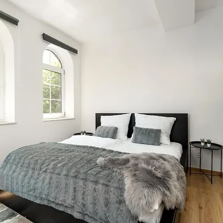 Beautiful With Parking In A Quiet Location *