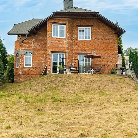 Beautiful With Parking In A Quiet Location *