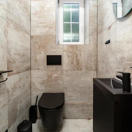 Beautiful With Parking In A Quiet Location