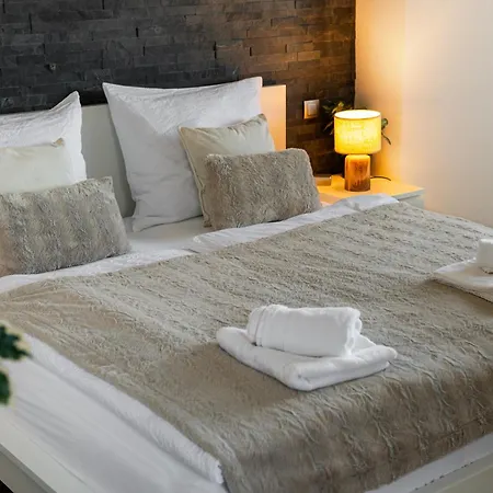 Beautiful With Parking In A Quiet Location 度假居 俄斯特拉发