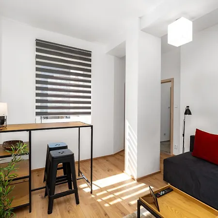 Beautiful With Parking In A Quiet Location *