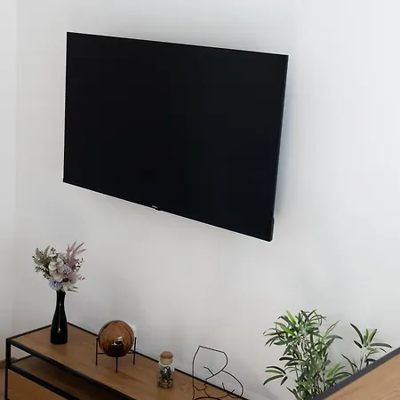 Beautiful With Parking In A Quiet Location