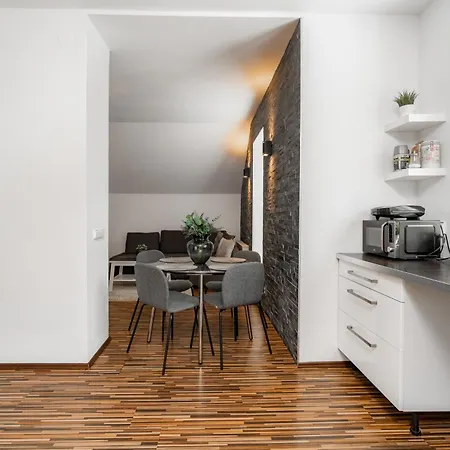 Beautiful With Parking In A Quiet Location *