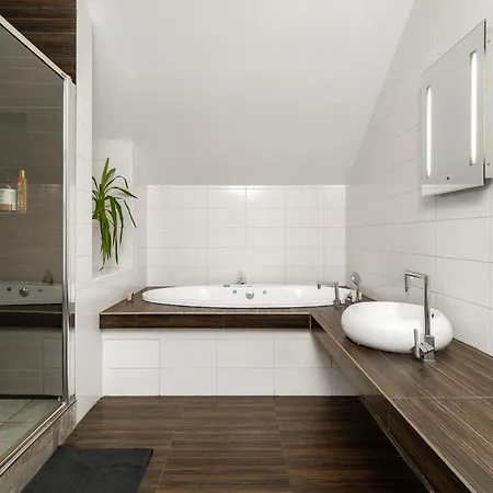 度假居 Beautiful With Parking In A Quiet Location *