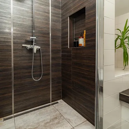 度假居 Beautiful With Parking In A Quiet Location 俄斯特拉发