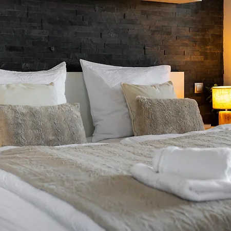 Beautiful With Parking In A Quiet Location