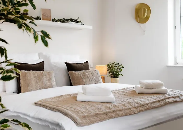 Beautiful With Parking In A Quiet Location *