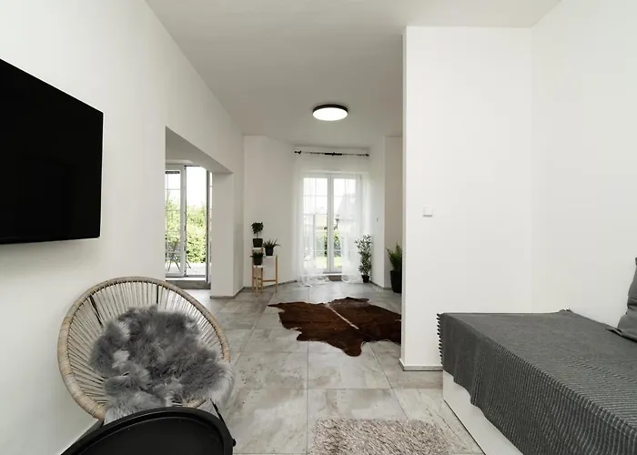 Beautiful With Parking In A Quiet Location