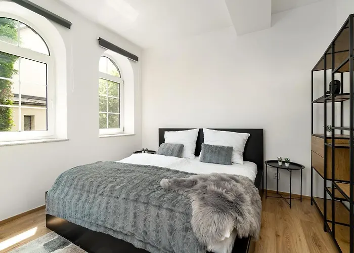 Beautiful With Parking In A Quiet Location *