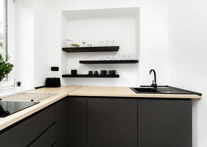 Beautiful With Parking In A Quiet Location *