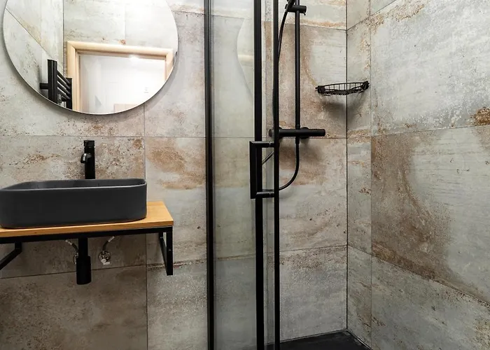 Beautiful With Parking In A Quiet Location *