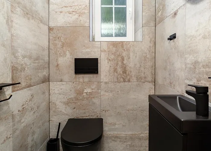 Beautiful With Parking In A Quiet Location