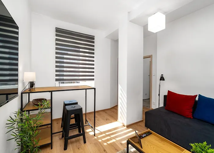 Beautiful With Parking In A Quiet Location *