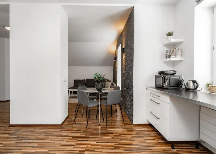 Beautiful With Parking In A Quiet Location *