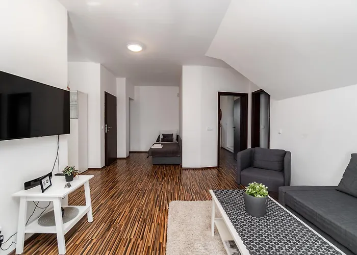 Beautiful With Parking In A Quiet Location