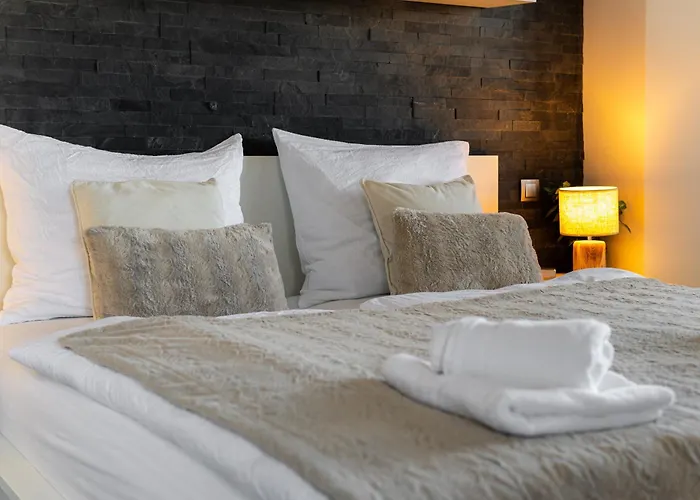 Beautiful With Parking In A Quiet Location