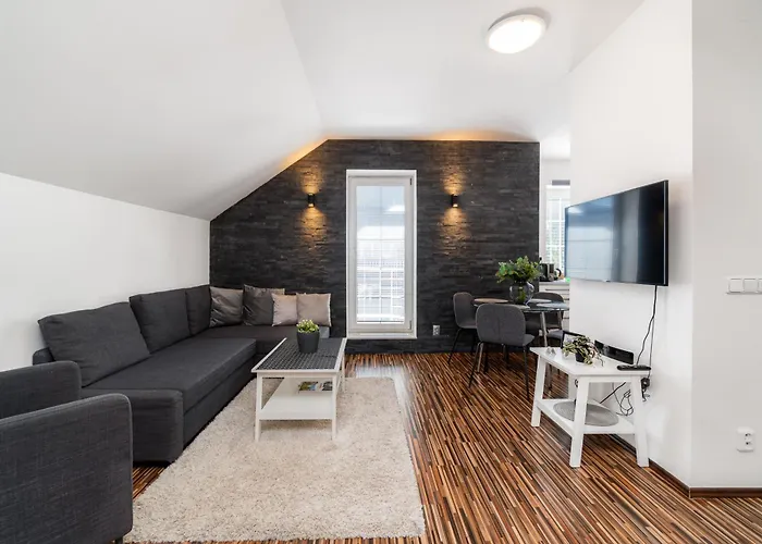 Beautiful With Parking In A Quiet Location *